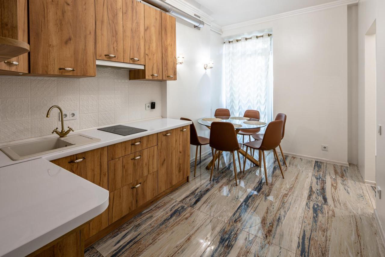 Romari Вічева 1 Apartment Lviv Ngoại thất bức ảnh